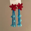 Dettaglio di orecchini boho con fiori in feltro rosso e nappine di perline blu - 5# Nappa di paillettes a contrasto rosso e blu (925 Sterling Silver Earring Post)