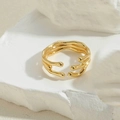 Makroaufnahme eines unregelmäßigen goldfarbenen Metallrings auf strukturiertem Stein - Unregelmäßige Linien (JZ0361) / Geometrischer Ring-1