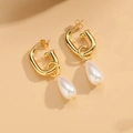 Elegante goldene U-förmige Ohrringe mit hängenden Tropfenperlen für einen klassischen Look - Wassertropfen Perlenanhänger