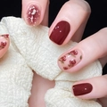 Glanzende bordeauxrode en bloemige kunstnagels met zilverfolie in korte vierkante vorm - Gedroogde Roos Wijnrood Bloemenstijl(JP1460)