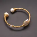 Brazalete de hilo de oro tejido a mano con perlas barrocas naturales y diseño envolvente - Imagen Principal De La Pulsera De Perlas Naturales