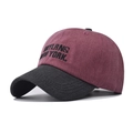 Détail des lettres brodées BKYLRNS NEW YORK sur une casquette en coton lavé bordeaux et noir - Réglable / Bordeaux