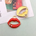 Colgantes de esmalte rojo y amarillo en forma de labios para crear joyas personalizadas - Labios con Diamantes de Imitación Rojos