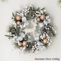 53 cm Weihnachtskranz mit weißem Rentier, Zapfen und roségoldenen Ornamenten - Stil C (Grün Zapfen Weißes Rentier 53cm)