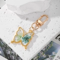 Porte-clés papillon fait main en résine avec de véritables fleurs séchées dorées - Papillon à Fleurs Bleu Clair