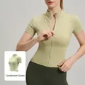 Giacca da yoga slim fit con collo alto in verde noce moscata, altamente elastica - Verde Cardamomo