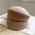 Berretto newsboy color cammello in misto lana per autunno e inverno su una rivista - Cammello