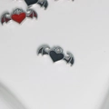 Vue détaillée de pendentifs cœur gothique avec ailes argentées en émail rouge et noir - Noir