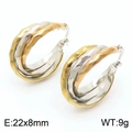 Detalle de pendientes de aro trenzados tricolores con acabado texturizado y medida 22x8mm - Textura Torsida Tricolor (KE109354-LO) / 22*8mm