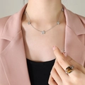 Collier d'étoiles argentées avec zircons sur mannequin en acier titane plaqué or 18 carats - 40+5cm / Collier Argent