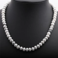 Collier artisanal en pierre de marbre blanc avec perles d'abaque sur buste noir - Collier Turquoise Blanche