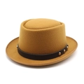 Détail d'un chapeau en feutre gingembre avec bande en cuir brun et rivets en métal - M (56-58cm) / Kaki