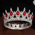 Dettaglio di corona d'argento con grandi cristalli rossi a goccia e pietre rotonde - Argento + Gemma Rossa