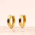 Makro-Detail von Vintage-Goldohrringen mit schwarzen Zirkonia im Marquise-Schliff - Rund Gold Schwarz Zirkonia