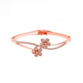 Bracciale rigido traforato in oro rosa con fiori e pavé di zirconi luccicanti - Stile Doppio Fiore (0034)