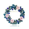 Spilla a ghirlanda in oro vintage con perle blu e fiori rosa su sfondo bianco - Blu (YNCP04358)