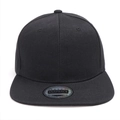 Dettaglio del cappellino snapback nero con struttura a sei pannelli e adesivo tondo argento - Nero