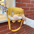 Dettaglio della borsa a tracolla papera gialla in lana di agnello con pompon rosa - Giallo + [Spilla a Coniglio]