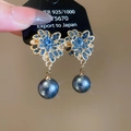 Boucles d'oreilles fleurs vintage avec cristaux bleus et perles gris foncé en argent 925 - Clous d'oreilles pendentif perle fleur strass avec tige en argent