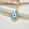 Makroaufnahme von blauem Evil-Eye-Anhänger mit vergoldetem Rand und polierter Öse - Nur Anhänger-Weiß