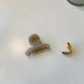 Pinza per capelli a farfalla beige minimalista da donna su scrivania bianca - Rosa Nude Chiaro