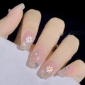 Funkelnde hautfarbene Kunstnägel mit weißen Gänseblümchen-Mustern und Strasssteinen - Kleber-Typ / Gänseblümchen Strass Rosa Farbverlauf (D-56)