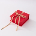 Rote quadratische Schmuckbox mit Textur, beigem Band und Best Wishes For You Aufdruck - 10.5*10.5*4.5 / Rot