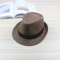 Brauner gewebter Fedora-Hut mit schwarzem Band auf einer Holzfläche mit Buch - Einheitsgröße / Kaffeebraun