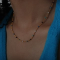 Boho-Halskette in Gold mit dunkelblauen, hellblauen und weißen Perlen für Damen - Blau-weiße Emaille-Halskette / 46cm