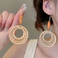 Dettaglio di orecchini boho in rattan con perline di legno che mostra la trama - Stile pendente a goccia con perle in legno e rattan tondo caffè (7# Gancio per l'orecchio)