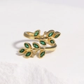 Makro-Detail des goldenen Zweigrings mit smaragdgrünem Blatt und feiner Perlenstruktur - Goldener Ring-Smaragdgrüner Stein (Stil 2)