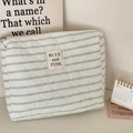 Dettaglio della borsa da trucco trapuntata a righe verde chiaro con cerniera e etichetta - Clutch Bag / Verde