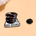Kreative Vinyl-Schallplattenspieler Emaille-Anstecknadel Brosche in Schwarz und Weiß mit Metall - Gestapelte Vinyl-Schallplatten