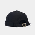 Detalle de gorra docker negra con textura de lona y hebilla ajustable de metal bronce - Liso-Negro
