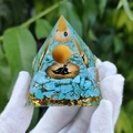 Pyramide en résine avec pierres de turquoise et orbe doré pour décoration - Style 48