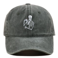 Gros plan détaillé de la broderie crâne buvant du thé sur casquette gris foncé délavé - Réglable / Vert Militaire