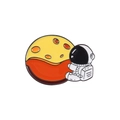 Pin's en émail astronaute et planète avec costume spatial blanc et lune jaune cratérisée - Astronaute Appuyé sur une Planète (XZ5472)
