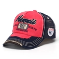Dettaglio del cappello da baseball in denim lavato con bordi usurati e ricamo Hawaii - Giunzione Rosso e Blu Navy