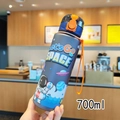 Détail d'une gourde astronaute 700ml avec surface mate et dragonne orange pratique - 700ml / Bleu