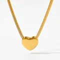 Elegante collana a cuore cavo in finitura oro lucido con una sottile catena a serpente - Stile Dorato (KDD734)
