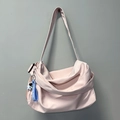 Grand sac de sport en nylon rose pâle avec pendentif astronaute et plusieurs poches zippées - Rose + Astronaute