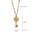 Vista dettagliata della collana con ciondolo a chiave dorata con dimensioni 20x10mm e diamanti - Collana Con Pendente a Lucchetto/Chiave