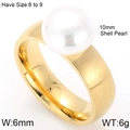 Anello in acciaio dorato con perla di conchiglia bianca da 10mm e finitura spazzolata - US 6 / Oro Spazzolato 6mm di Larghezza (KR46044-K)