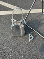Dettaglio della borsa a secchiello metallizzata argento con fermaglio coordinato - Argento