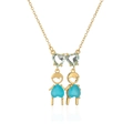 Vergulde ketting met hartvormige blauwe stenen en jongenshanger op een witte achtergrond - Twee Blauw Hart Jongens Stijl (23918)