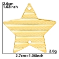 Primer plano del colgante de estrella bañada en oro 18k con textura y dimensiones info - Dorado