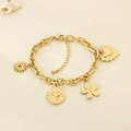 Dettaglio del bracciale dorato con ciondoli a cuore e fiori su sfondo beige - Stile Fiore Cuore (KB204435-SXSJ)