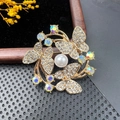 Broche papillon dorée avec cristaux colorés et perles dans un design circulaire élégant - BZ095 Anneau Papillon