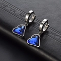 Orecchini a cerchio in acciaio al titanio con ciondoli a cuore blu e finitura lucida - Argento Zirconia Blu