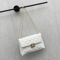 Elegante witte gewatteerde schoudertas met gouden ketting en metalen draaisluiting - Wit